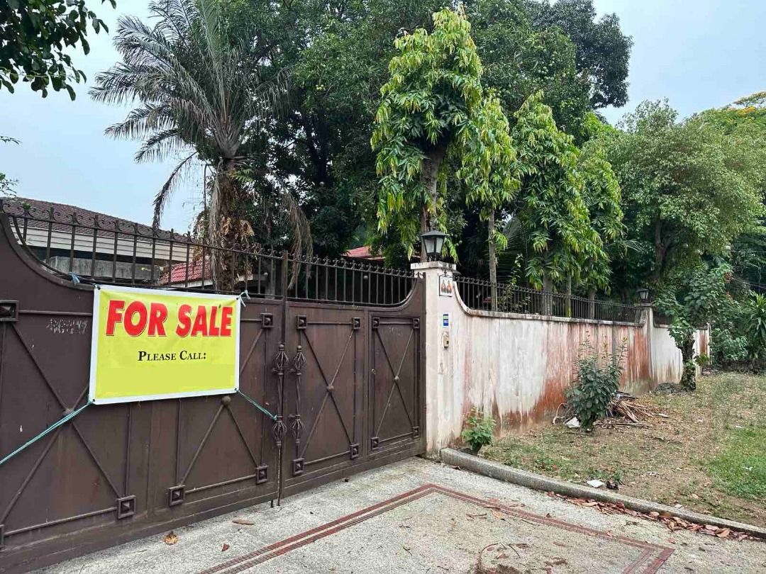 Old House and Lot For Sale in Varsity Hills, Loyola Heights, Quezon