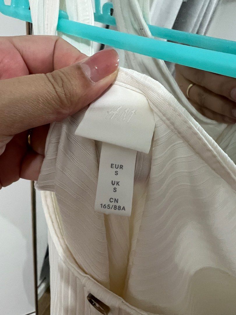 (Preloved) H&M semi white bodysuit size small (Category: Others Tops) located in Davao. Submitted by Eclips33 (Listing ID 1236534455, Image 3). Description: Used only once! Very good condition.