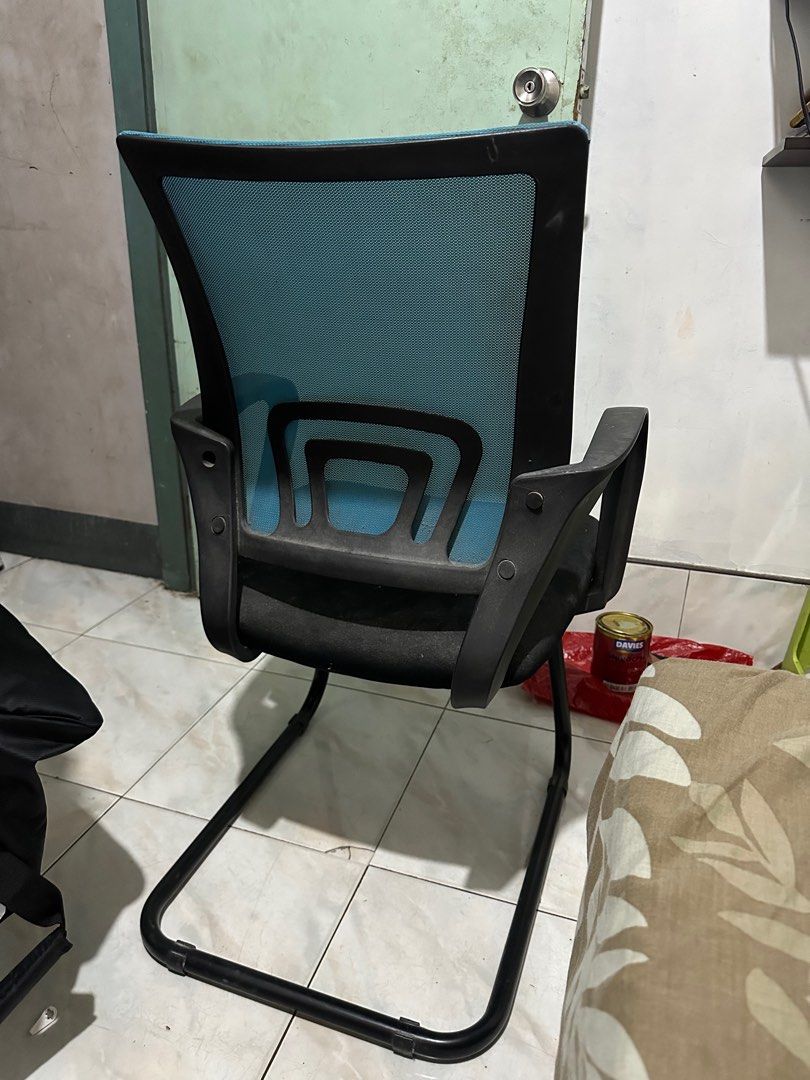 Preloved office chair (Category: Office Furniture & Fixtures) located in Quezon City. Submitted by marysshop (Listing ID 1236548672, Image 3). Description: No defects need to clean lang Location: QC near sto domingo church and Banawe.