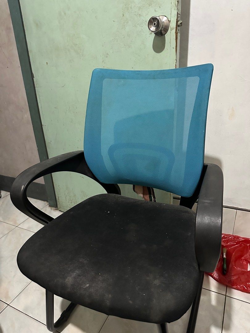 Preloved office chair (Category: Office Furniture & Fixtures) located in Quezon City. Submitted by marysshop (Listing ID 1236548672, Image 2). Description: No defects need to clean lang Location: QC near sto domingo church and Banawe.