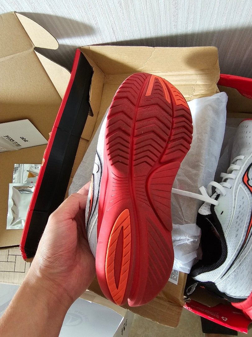 Who sells hot sale saucony shoes