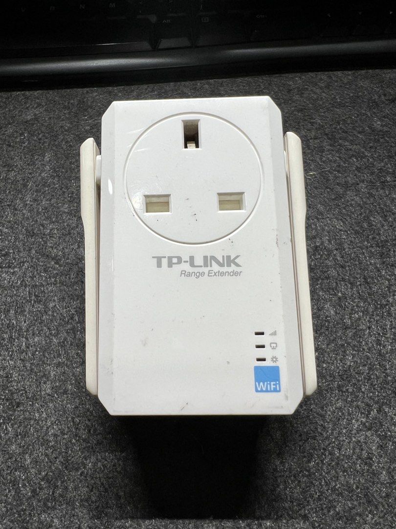 TP-Link Wifi Extender 300MBPS (Category: Networking) located in Manila. Submitted by jooooooooo.jooooooooo (Listing ID 1236531078, Image 1). Description: Used but still in great condition Wifi Extender.