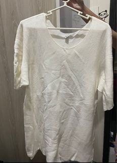 Uniqlo 3D knit white top