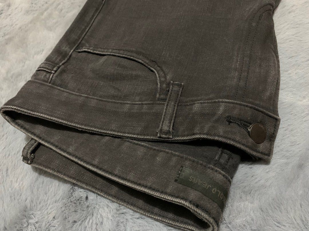 Uniqlo Washed Black Jeans (Category: Jeans) located in Quezon City. Submitted by Maize03 (Listing ID 1236539836, Image 1). Description: Can fit up to size 30 inches.