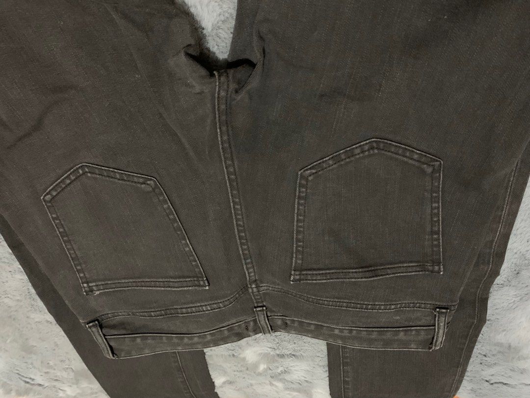 Uniqlo Washed Black Jeans (Category: Jeans) located in Quezon City. Submitted by Maize03 (Listing ID 1236539836, Image 3). Description: Can fit up to size 30 inches.