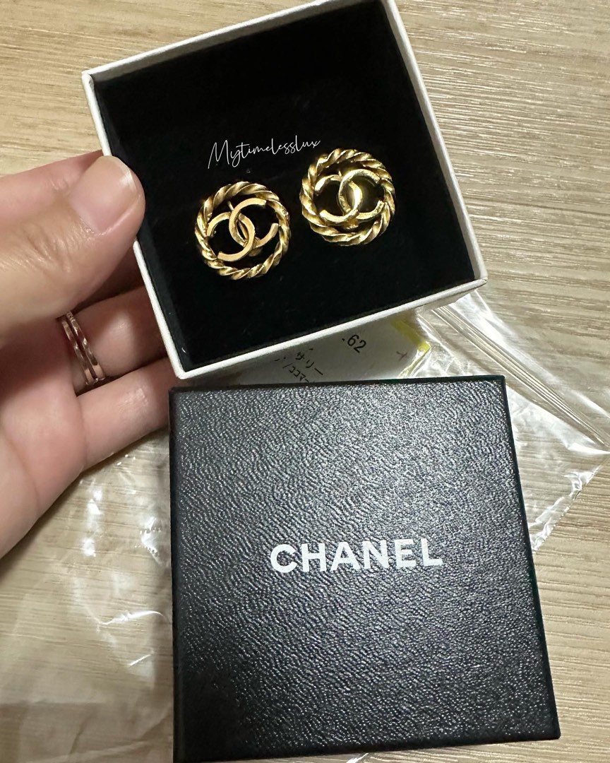 Vintage Chanel Cocomark Round Clip on Earrings in 24K Gold, Women's  Fashion, Jewelry & Organisers, Earrings on Carousell