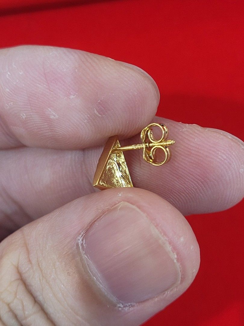 Gold earrings discount under 7000