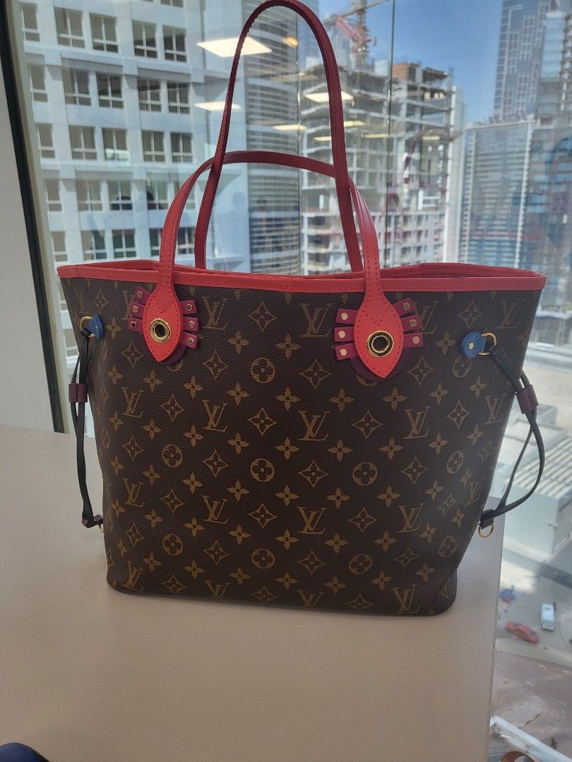 Authentic Louis Vuitton Neverfull Limited Edition MM Size (Category: Luxury Bags & Wallets) located in Rizal. Submitted by SummerPeaCloset (Listing ID 1240572528, Image 1). Description: Authentic Louis Vuitton Neverfull Limited Edition MM Size Flamingo Limited Edition with dustbag and care booklet no pouch included.