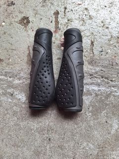 Bicycle scooter grips with ergonomic shape