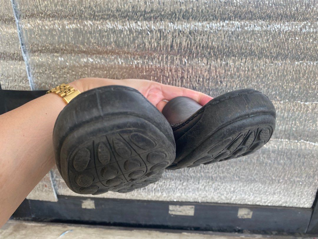 Black leather School shoes (Category: Babies & Kids Fashion) located in Cebu City. Submitted by candy_ytal (Listing ID 1240494991, Image 3). Description: Last price posted no flaws, no heel drag, good as new This was my eldest spare shoe .
