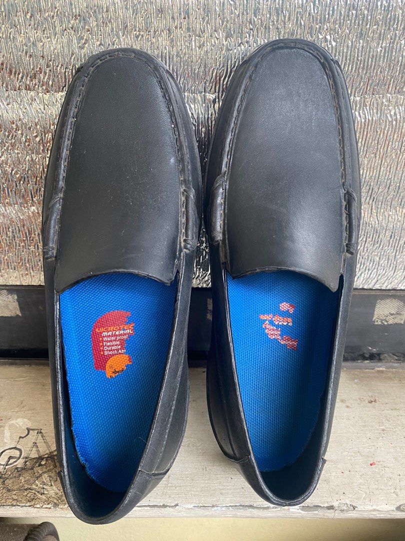 Black leather School shoes (Category: Babies & Kids Fashion) located in Cebu City. Submitted by candy_ytal (Listing ID 1240494991, Image 1). Description: Last price posted no flaws, no heel drag, good as new This was my eldest spare shoe .