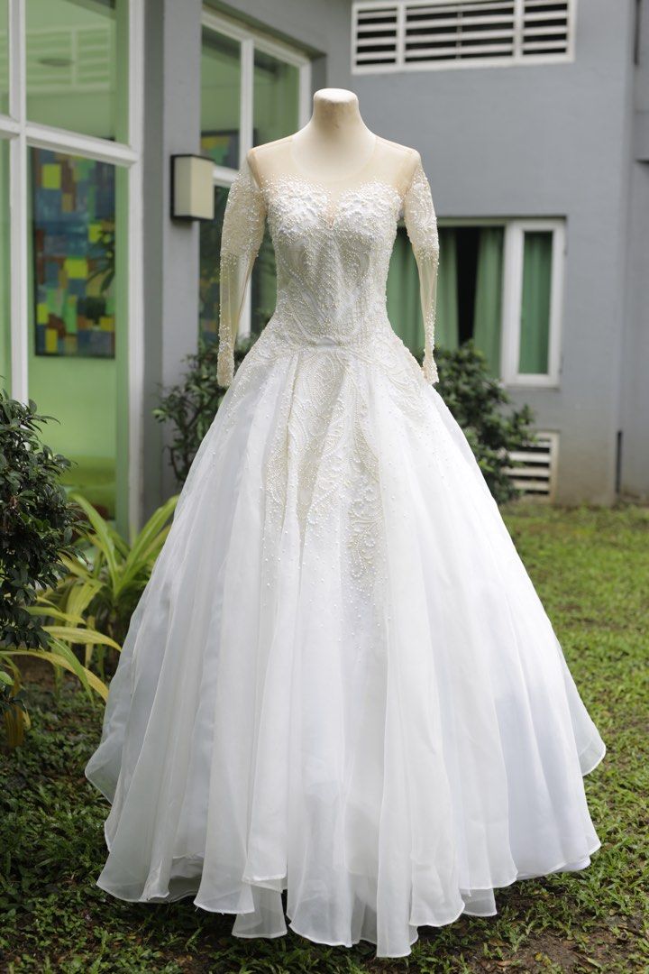 Elegant Bridal Gown S-M size (Category: Evening dresses & gowns) located in Manila. Submitted by peri_winkle (Listing ID 1240433045, Image 2). Description: Selling the gown used last January 2023 Fits well on Small-Medium size Dry-cleaned already Guests said the dress was very elegant and looks good on the bride With lots of freebies: 3 layer petticoat Net petticoat (unused) Primary veil Secondary veil Cord Garter 2 ring bearer pillow Arras Addit