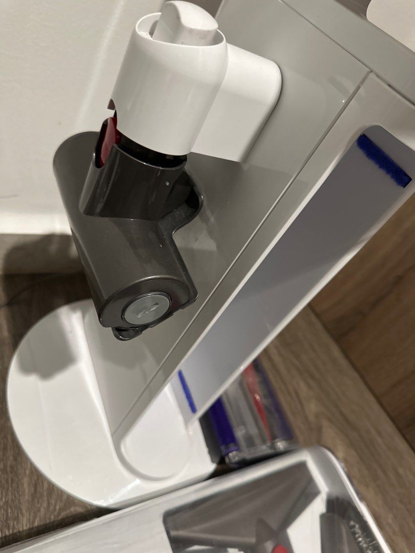 Dyson v10 with dock station, TV & Home Appliances, Vacuum Cleaner