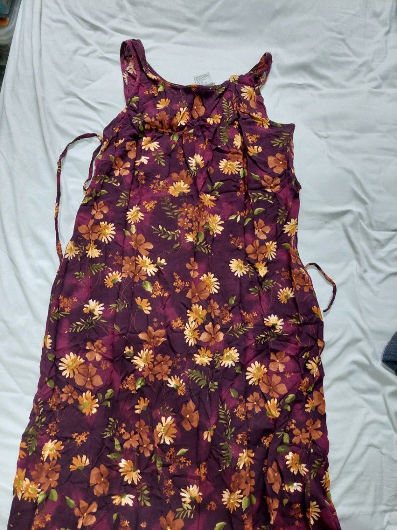 Floral Tie Dress with Back Slit (Category: Dresses) located in Quezon City. Submitted by pattiltd (Listing ID 1240414124, Image 1). Description: Bought in an ukay. Well used but no longer fits. Slight fraying in the back..