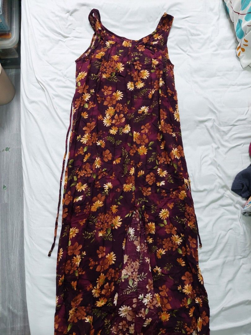 Floral Tie Dress with Back Slit (Category: Dresses) located in Quezon City. Submitted by pattiltd (Listing ID 1240414124, Image 3). Description: Bought in an ukay. Well used but no longer fits. Slight fraying in the back..