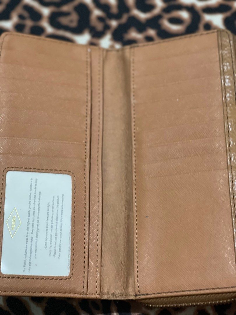 Fossil - Long Wallet (Category: Wallets & Card holders) located in Quezon City. Submitted by minekoh21 (Listing ID 1240496636, Image 3). Description: - 100% Authentic - Genuine Leather - With signs of Usage - Will slightminir peeling in leather in some parts - Moneyback guarantee on the authenticity.