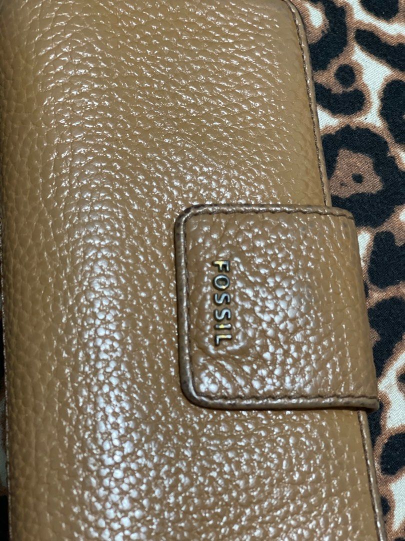 Fossil - Long Wallet (Category: Wallets & Card holders) located in Quezon City. Submitted by minekoh21 (Listing ID 1240496636, Image 2). Description: - 100% Authentic - Genuine Leather - With signs of Usage - Will slightminir peeling in leather in some parts - Moneyback guarantee on the authenticity.