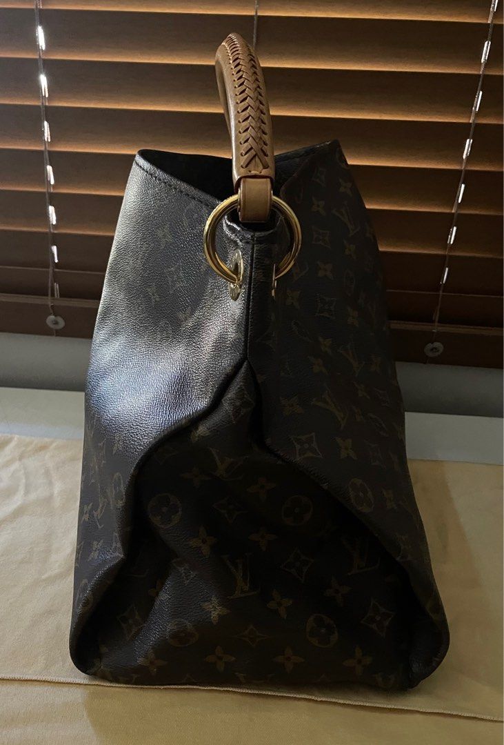 LOUIS VUITTON ARTSY MM (Category: Luxury Bags & Wallets) located in Quezon City. Submitted by desireeuy (Listing ID 1240497643, Image 2). Description: LOUIS VUITTON ARTSY MM Guaranteed authentic. Bought from Paris. Used but in good condition. Used once only. Comes with Dustbag and paper bag. Product details: 41 x 32 x 22 cm (Length x height x width ) Monogram coated canvas Natural cowhide leather trim Microfiber lining Gold-color hardware Large i