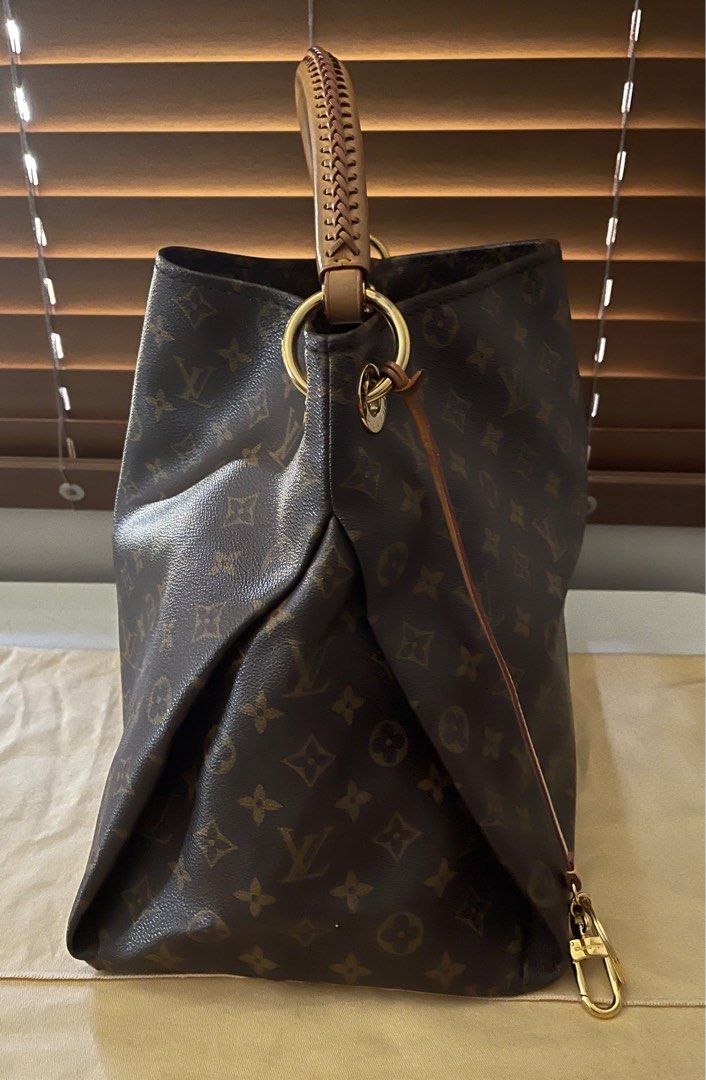 LOUIS VUITTON ARTSY MM (Category: Luxury Bags & Wallets) located in Quezon City. Submitted by desireeuy (Listing ID 1240497643, Image 3). Description: LOUIS VUITTON ARTSY MM Guaranteed authentic. Bought from Paris. Used but in good condition. Used once only. Comes with Dustbag and paper bag. Product details: 41 x 32 x 22 cm (Length x height x width ) Monogram coated canvas Natural cowhide leather trim Microfiber lining Gold-color hardware Large i