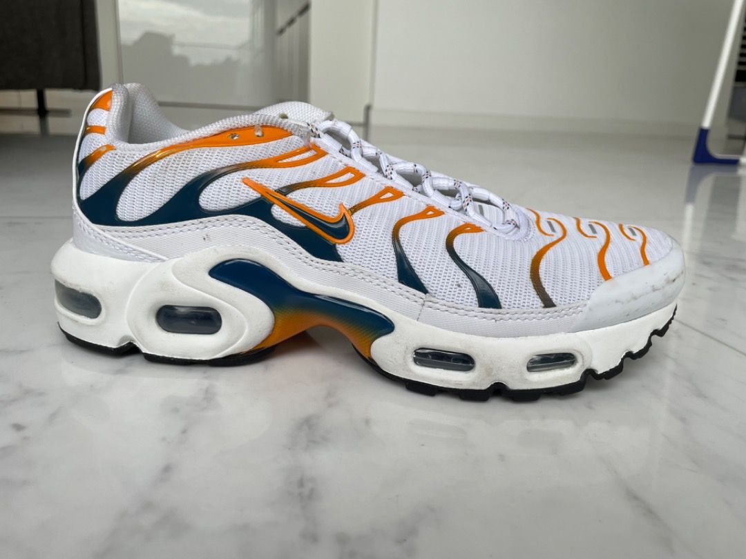 White and yellow air shop max plus