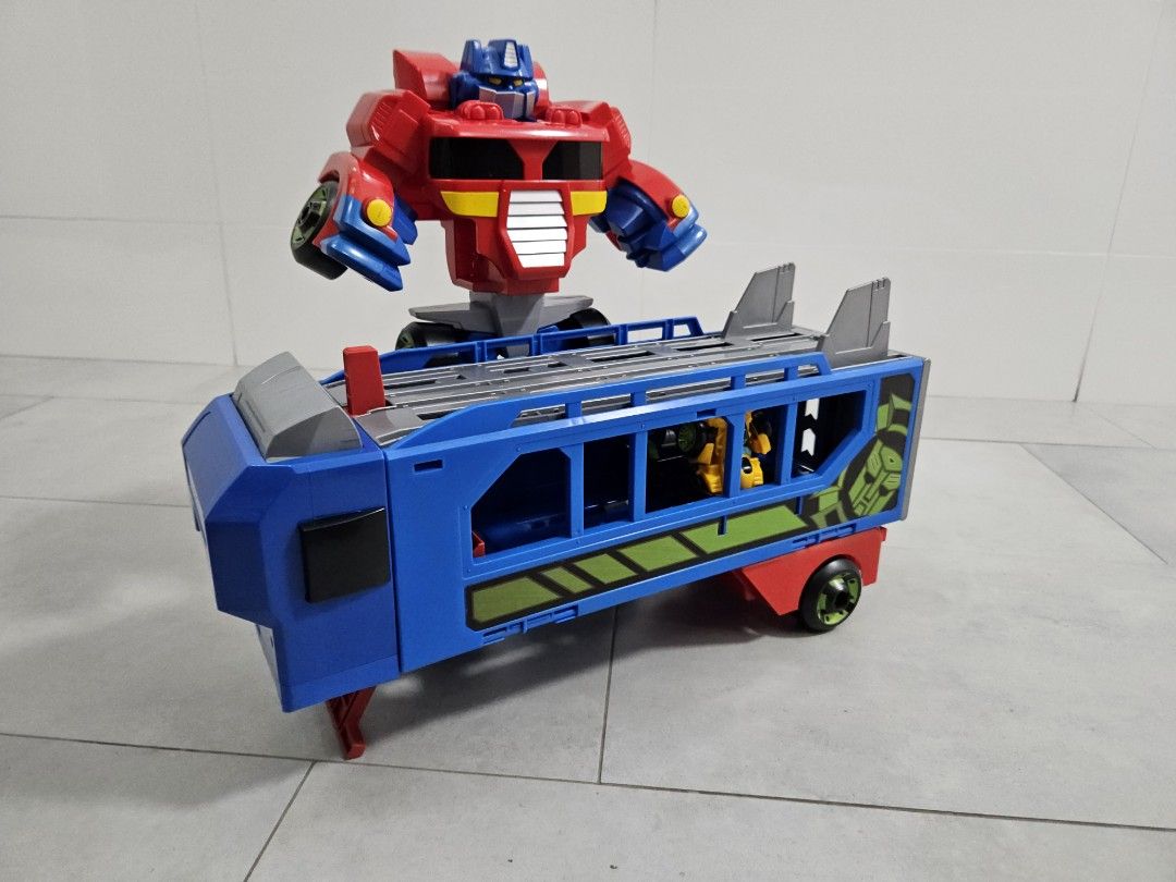 Playskool heroes transformers rbt optimus hotsell prime race track trailer playset