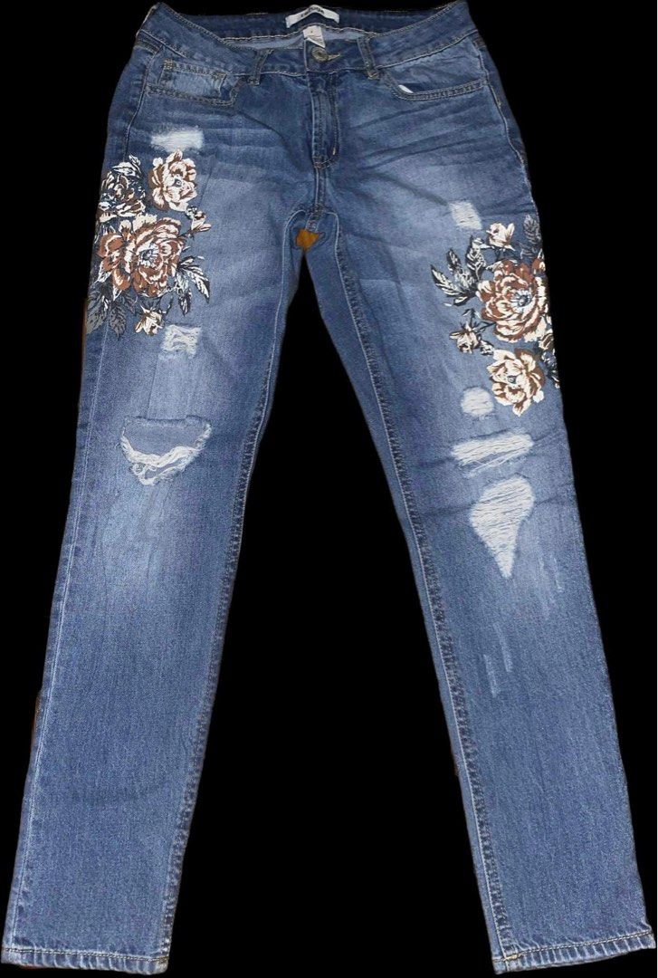 Refuge Denim Ripped Jeans (Category: Jeans) located in Quezon City. Submitted by _prelovedxogalore (Listing ID 1240588058, Image 1). Description: size 23-25.