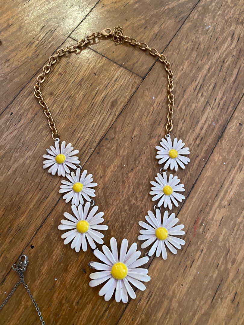 Daisy statement necklace best sale