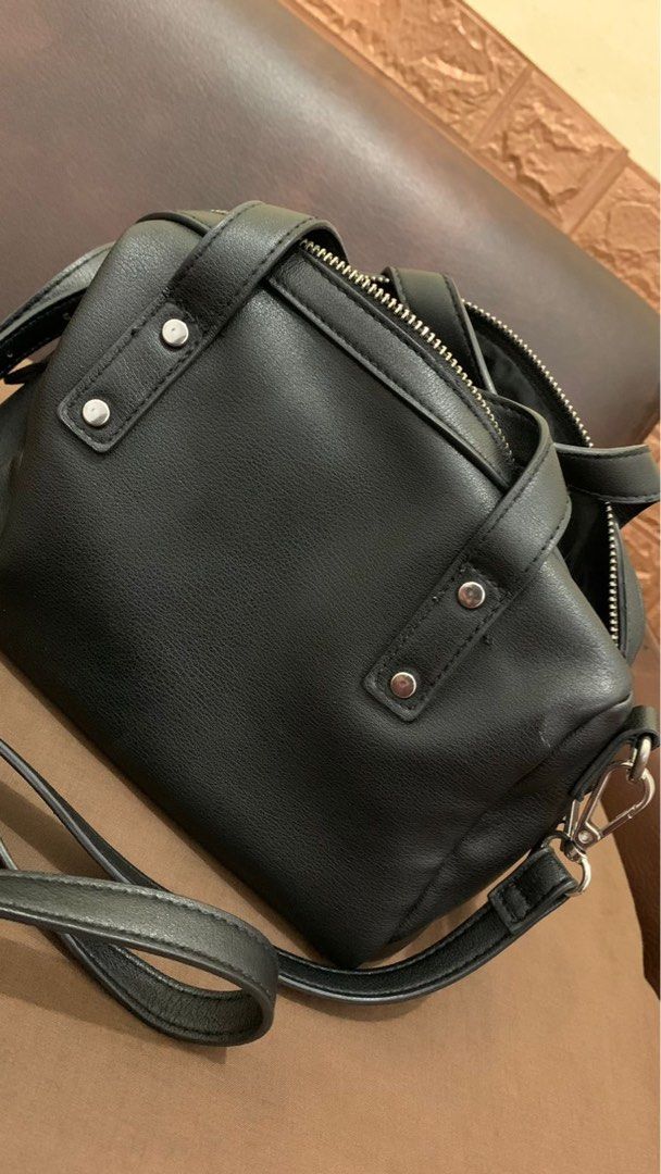 Tas sling bag bershka, Fesyen Wanita, Tas & Dompet di Carousell