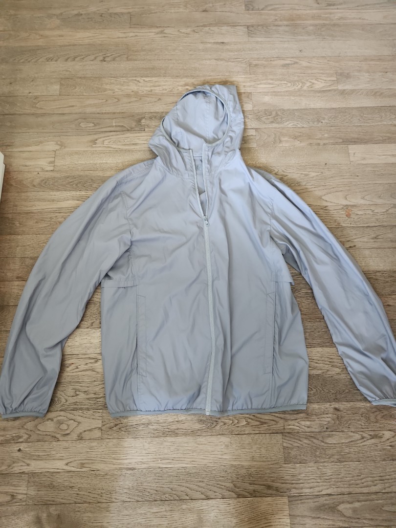 Uniqlo Windbreaker, Men's Fashion, Activewear on Carousell