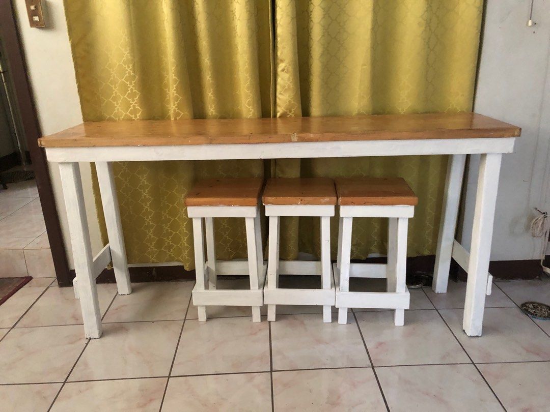 Table with sale high chairs
