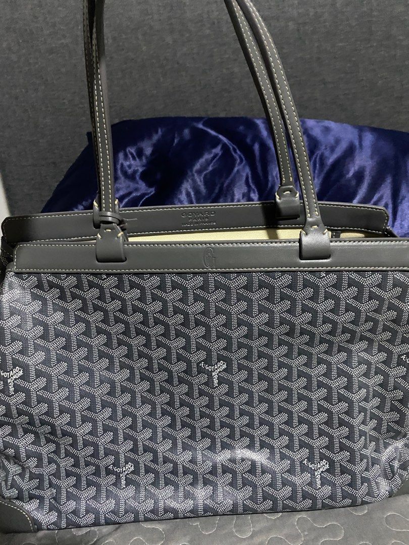 Bellechasse Gray Goyard (Category: Shoulder Bags) located in Rizal. Submitted by declutteryourlife08 (Listing ID 1242332538, Image 1). Description: .