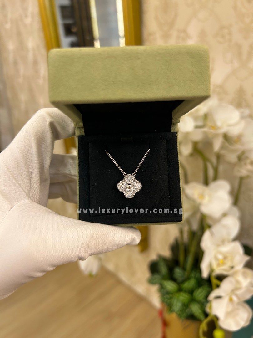 Van Cleef & Arpels Collection Unboxing Vintage Alhambra pendant, Bracelet,  Magic Alhambra earrings 