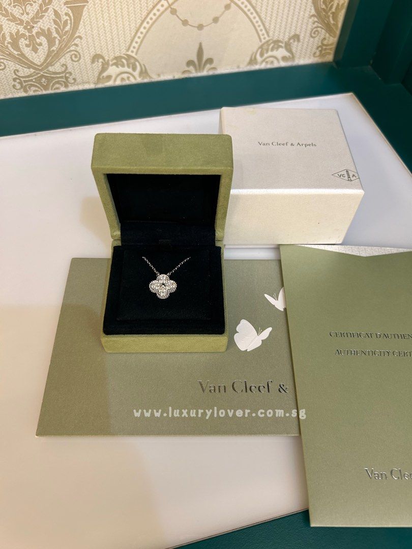 Van Cleef & Arpels Collection Unboxing Vintage Alhambra pendant, Bracelet,  Magic Alhambra earrings 