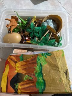 Dinos with scene map - toy r us dino fans