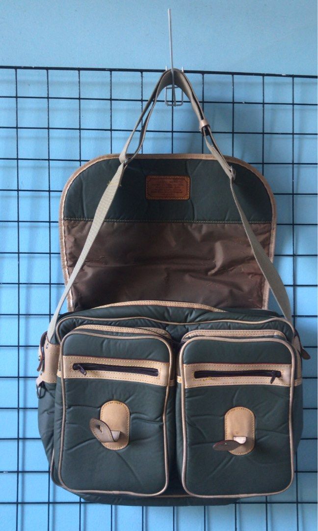 Hunting World Messenger Bag in Mint Condition (Category: Luxury Bags & Wallets) located in Cainta. Submitted by mieldecluttersss (Listing ID 1242233778, Image 3). Description: Price is Negotiable. Message me for more pictures. RFS: Decluttering.