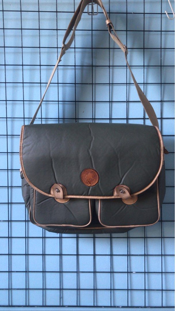 Hunting World Messenger Bag in Mint Condition (Category: Luxury Bags & Wallets) located in Cainta. Submitted by mieldecluttersss (Listing ID 1242233778, Image 1). Description: Price is Negotiable. Message me for more pictures. RFS: Decluttering.