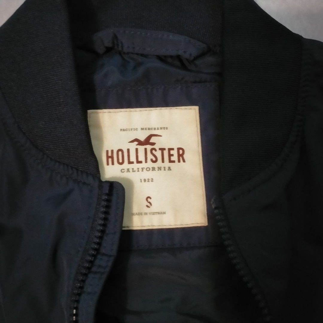 Hollister puffer jacket, Men's Fashion, Coats, Jackets and Outerwear on  Carousell