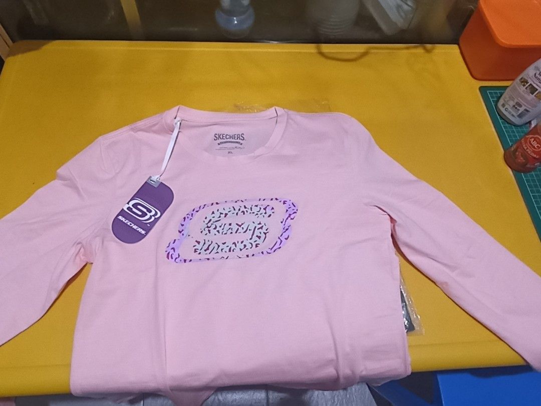 Kaos skechers for ladies XL Olah Raga Baju Olahraga di Carousell