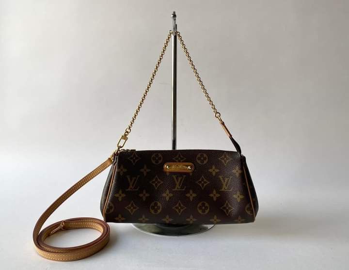 LOUIS VUITTON EVA CLUTCH M0N0GRAM (Category: Luxury Bags & Wallets) located in Manila. Submitted by bagislifeshop (Listing ID 1242330081, Image 2). Description: 96% NEW L V EVA CL.UTCH M0N0GRAM Multi-Way Chained Cl.utch Kilikili B@g / Crossb0dy CIassic Monogr@m C@nvas C0whide Le@ther Details Gold Tone Hardware Dimensions-10”x5”x2” Chain Strap-8” Leather Strap-23” Mint Condition, Rank A Comes w/ Card, Dustbag & Paperbag.