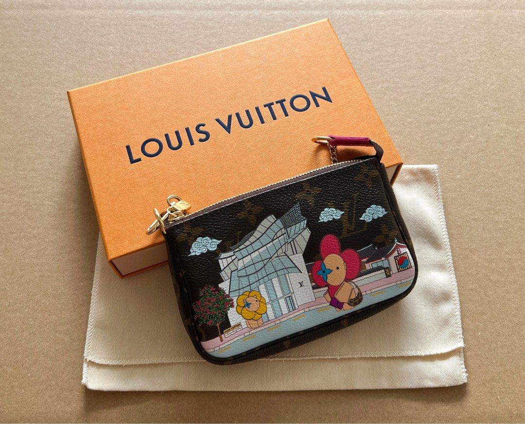 LOUIS VUITTON Monogram 2022 Christmas Animation Seoul Mini Pochette  Accessories Fuchsia 1116841