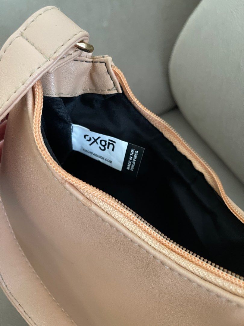 Minimalist Hobo Shoulder Bag - OXGN (Category: Shoulder Bags) located in Quezon City. Submitted by preloved.c (Listing ID 1242171692, Image 3). Description: FIXED PRICE MOP: BPI, Gcash or Maya Book thru lalamove QC Area.
