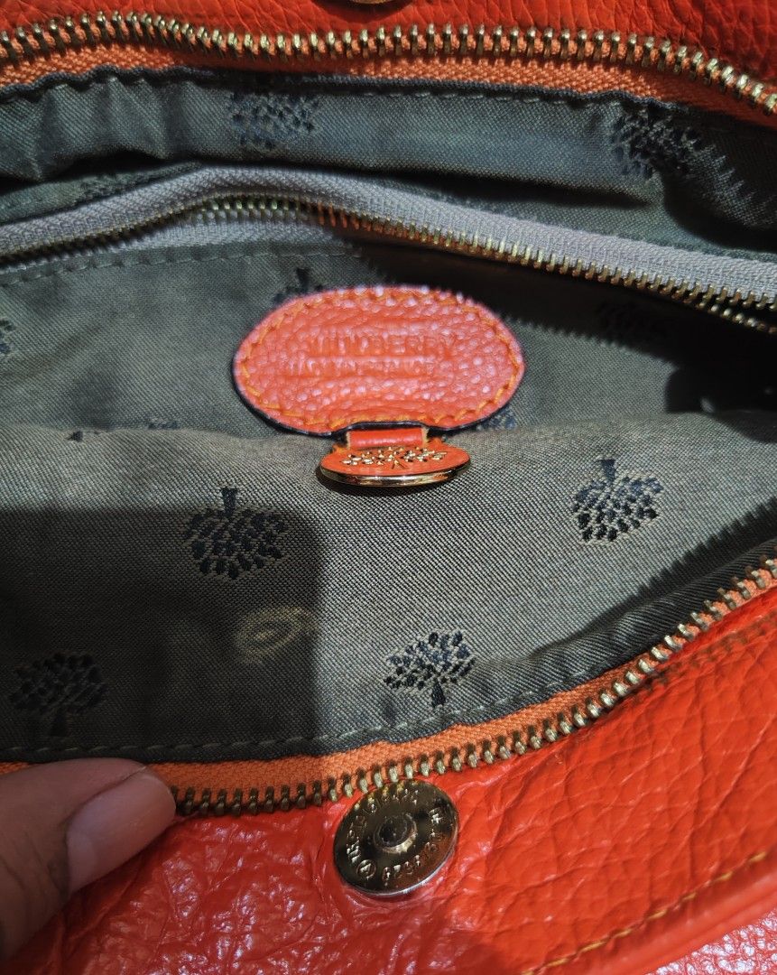 Mulberry Hobo Leather Bag (Category: Luxury Bags & Wallets) located in Quezon City. Submitted by phoejay (Listing ID 1242271256, Image 3). Description: .
