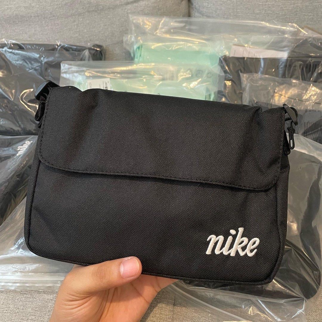 Nike Futura Crossbody Bag (3L) From its messenger-style design to its ample  storage options, the Nike Crossbody Bag is made for nights out…