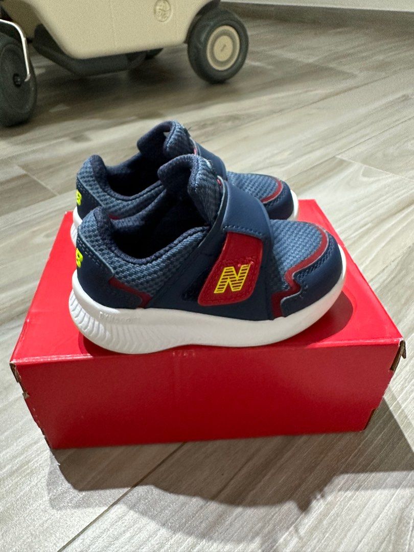 New balance boys runners hot sale