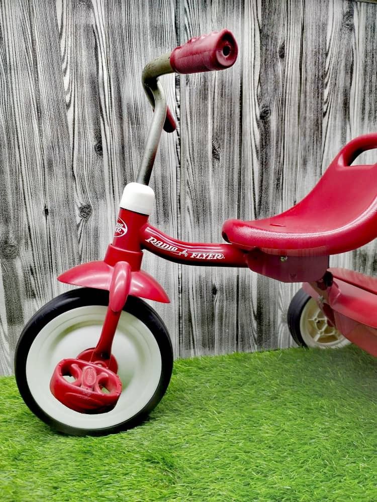 Plastic radio deals flyer tricycle
