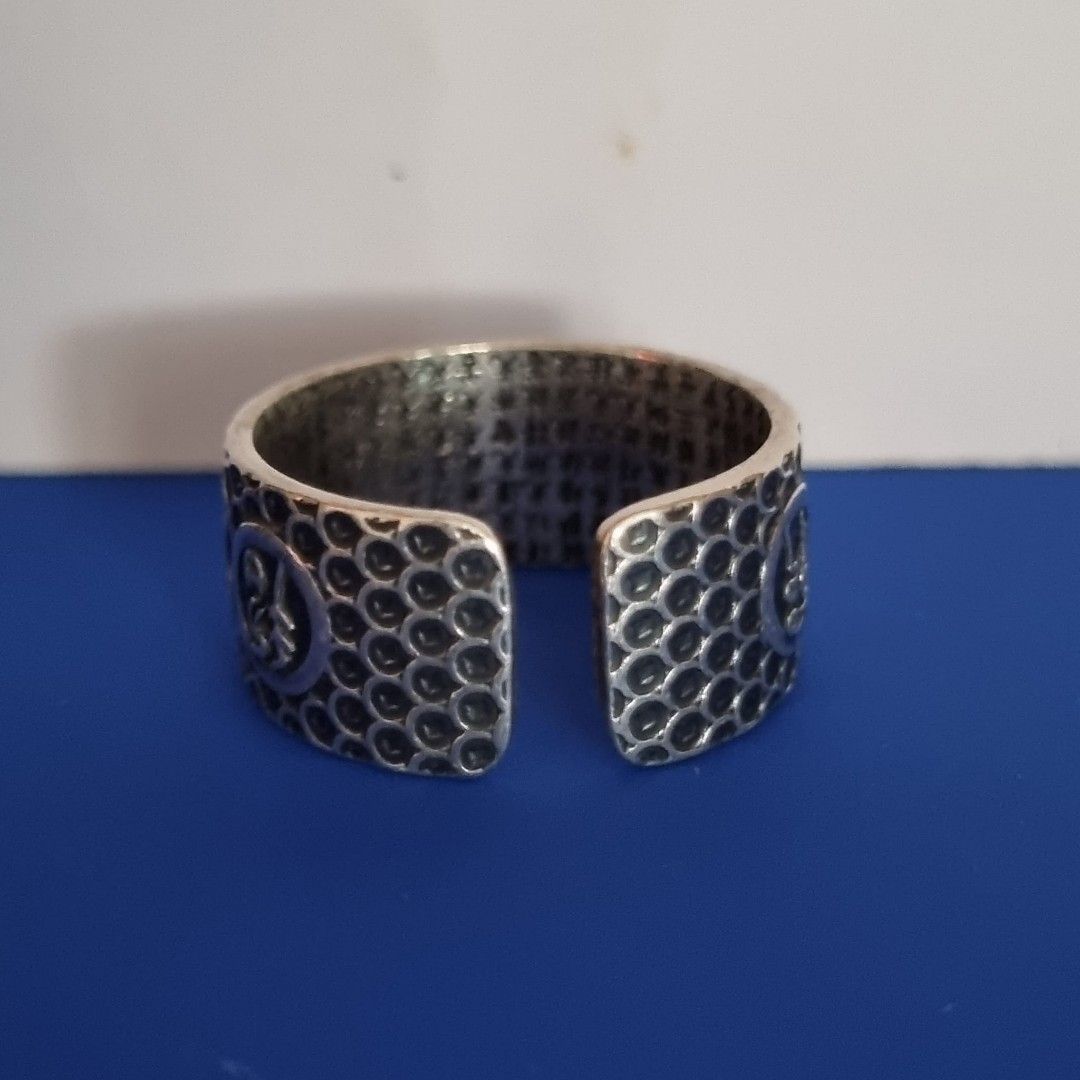 Silver Ring (Category: Rings) located in Singapore. Submitted by onecent (Listing ID 1242226150, Image 4). Description: Silver Ring. Nice Elegant Collectible. Ready to wear any time any place. Ring - 999 Silver Stamp. Size - No 20 / Dia 19 mm. Weight - 7.7 gm. Cond - Excellent. 👉 Supply with standard ring box !! 👉 Interested PM me !! Terms and Conditions :- Cash on delivery. Collection Pioneer MRT downstair. Items sold Non Return or Refund. All
