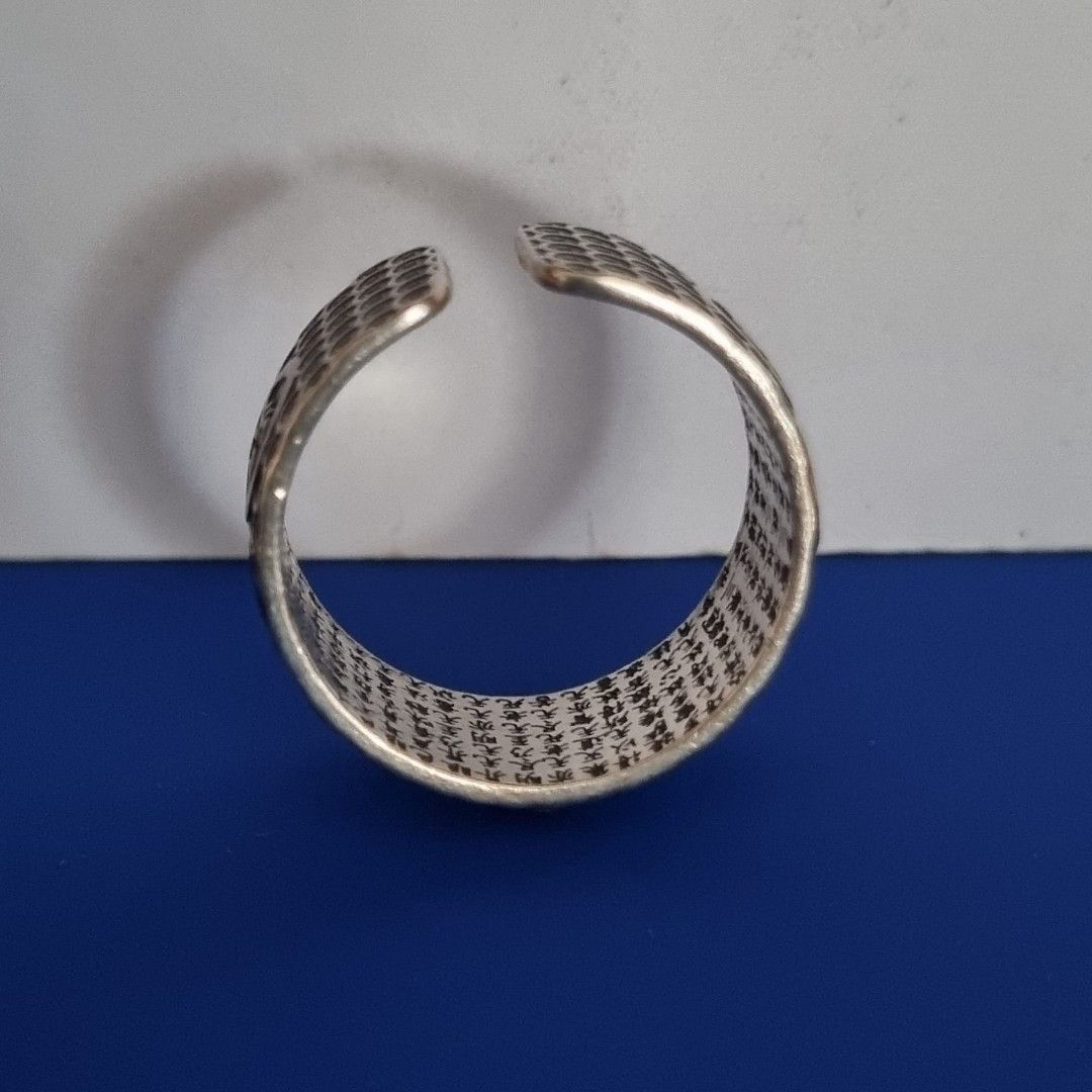 Silver Ring (Category: Rings) located in Singapore. Submitted by onecent (Listing ID 1242226150, Image 7). Description: Silver Ring. Nice Elegant Collectible. Ready to wear any time any place. Ring - 999 Silver Stamp. Size - No 20 / Dia 19 mm. Weight - 7.7 gm. Cond - Excellent. 👉 Supply with standard ring box !! 👉 Interested PM me !! Terms and Conditions :- Cash on delivery. Collection Pioneer MRT downstair. Items sold Non Return or Refund. All