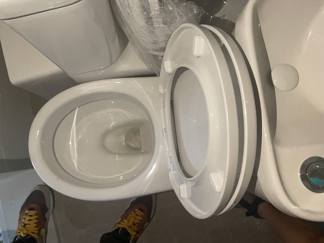 2x HDB OCS Toilet bowls, Furniture & Home Living, Bathroom & Kitchen