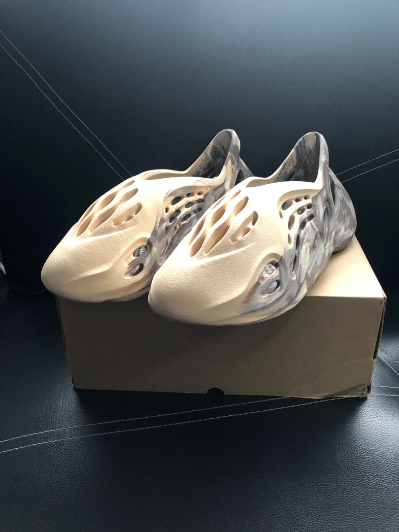 foam runner mx cream clay on feet