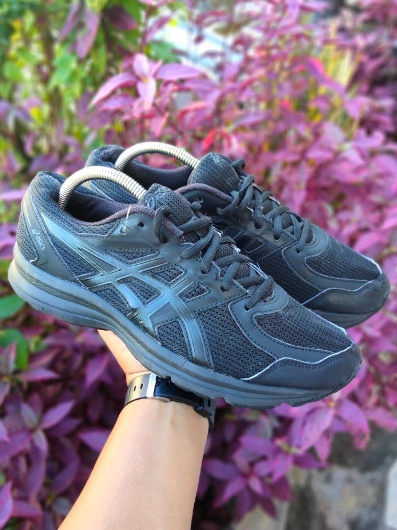 AsIcs jolt triple black all black size 6.5uk Men s Fashion
